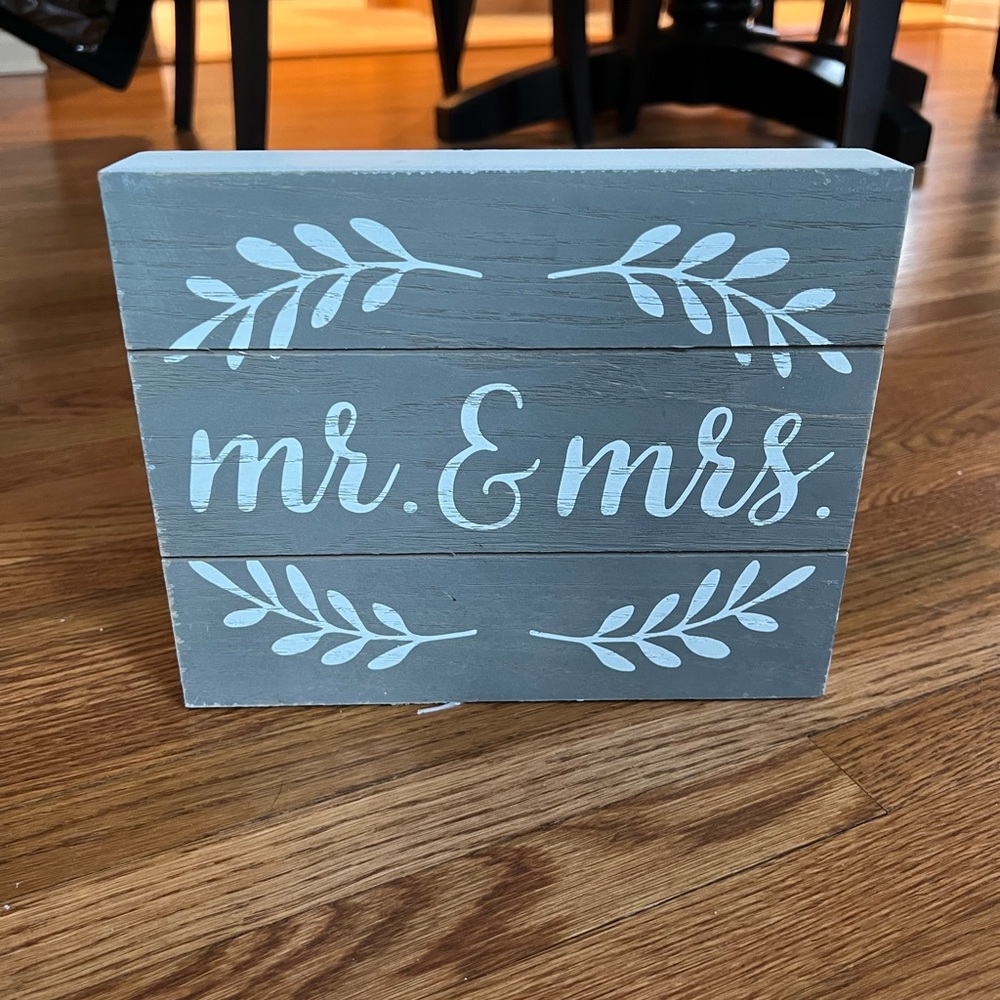 Mr & Mrs table sign